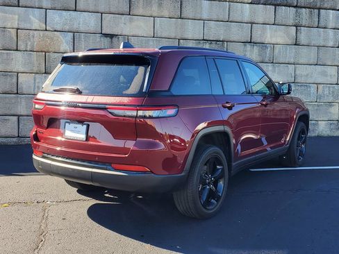 Used 2023 Jeep Grand Cherokee Altitude AWD/4WD image 5