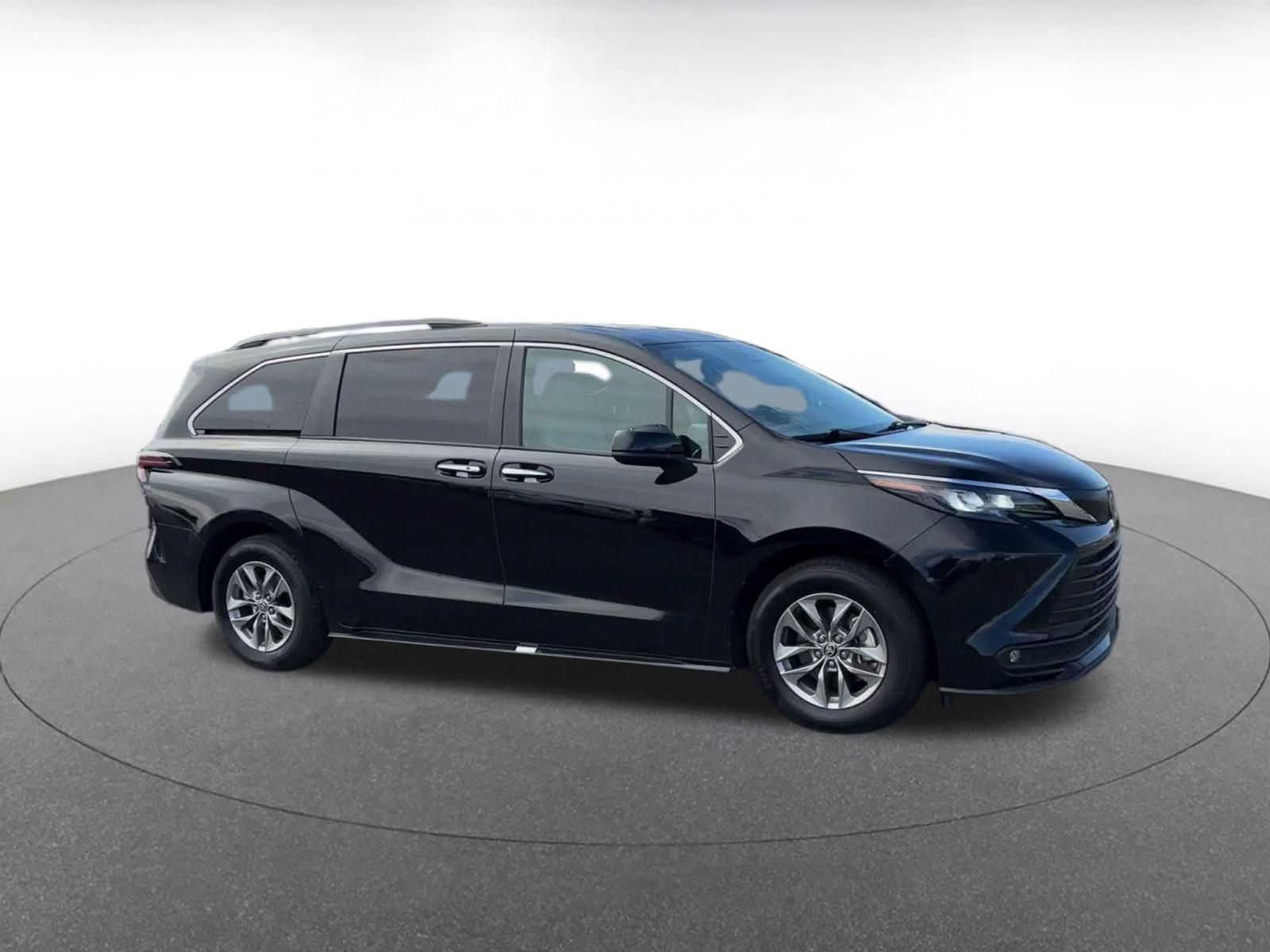 Used 2025 Toyota Sienna XLE FWD image 2