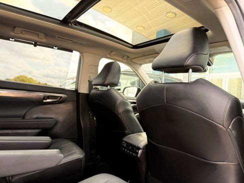 Used 2021 Toyota Highlander Platinum image 29