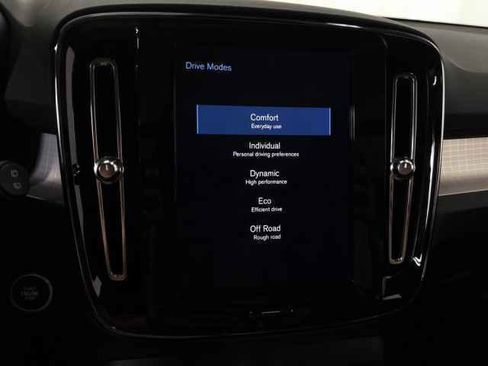 Used 2020 Volvo XC40 T5 Momentum w/ Protection Package Premier image 29
