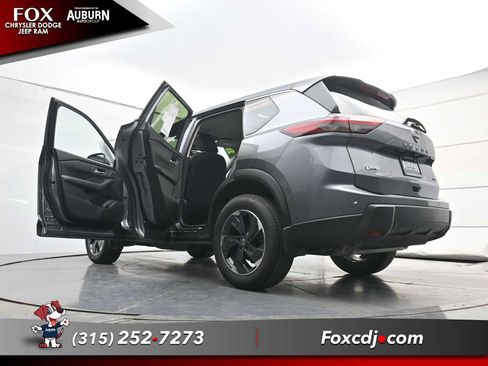 Used 2025 Nissan Rogue SV AWD/4WD image 39