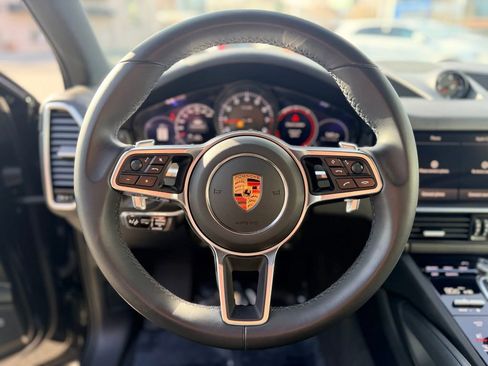 Used 2023 Porsche Cayenne Platinum Edition image 29