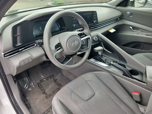 Used 2024 Hyundai Elantra SE FWD image 13