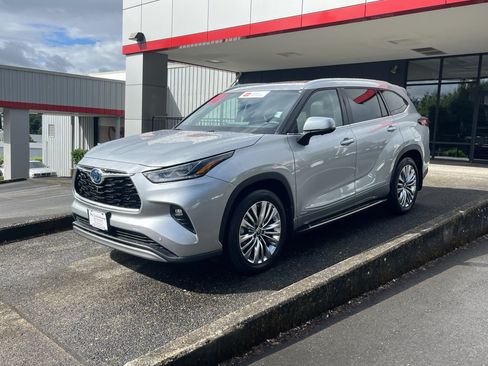 Certified 2024 Toyota Highlander Platinum AWD/4WD image 4