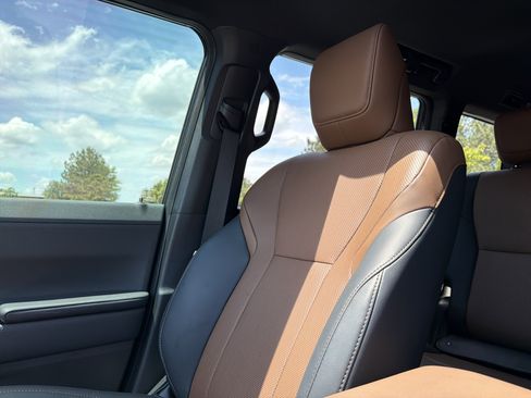 Used 2025 Lexus GX 550 w/ Accessory Package (2T) AWD/4WD image 27
