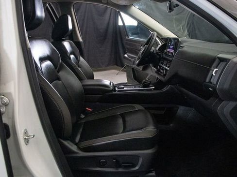 Used 2023 Nissan Pathfinder SL w/ SL Premium Package AWD/4WD image 16