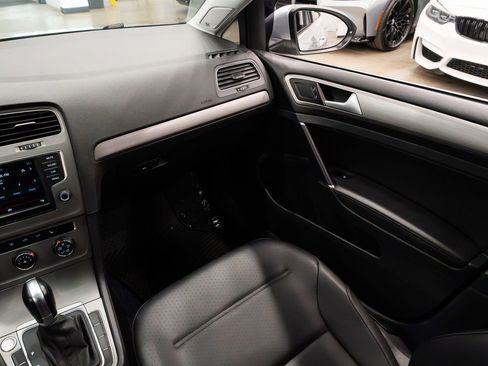 Used 2016 Volkswagen Golf SE image 9