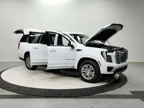 Used 2025 GMC Yukon XL Denali AWD/4WD image 10