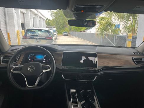Used 2025 Volkswagen Atlas SE image 36