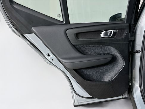 Used 2025 Volvo XC40 B5 Core image 27