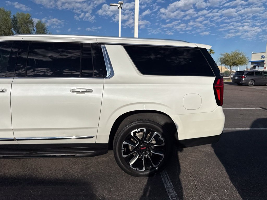 Used 2022 GMC Yukon XL SLT w/ SLT Premium Package AWD/4WD image 5