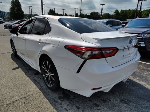 Used 2018 Toyota Camry SE w/ Four Season Floor Mat Package FWD image 6