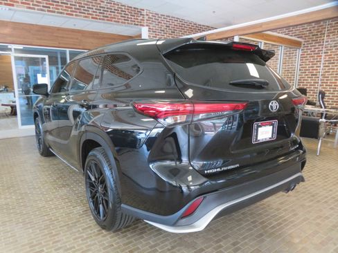 Used 2021 Toyota Highlander XSE image 6