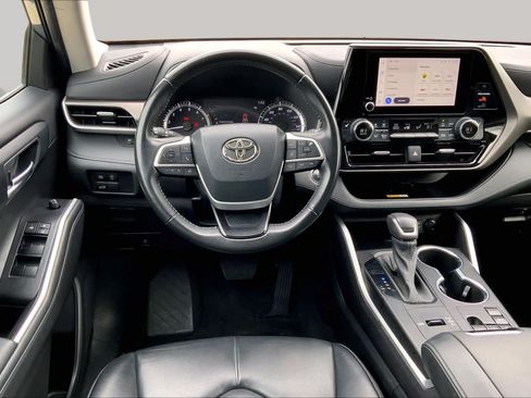 Used 2023 Toyota Highlander XLE FWD image 6