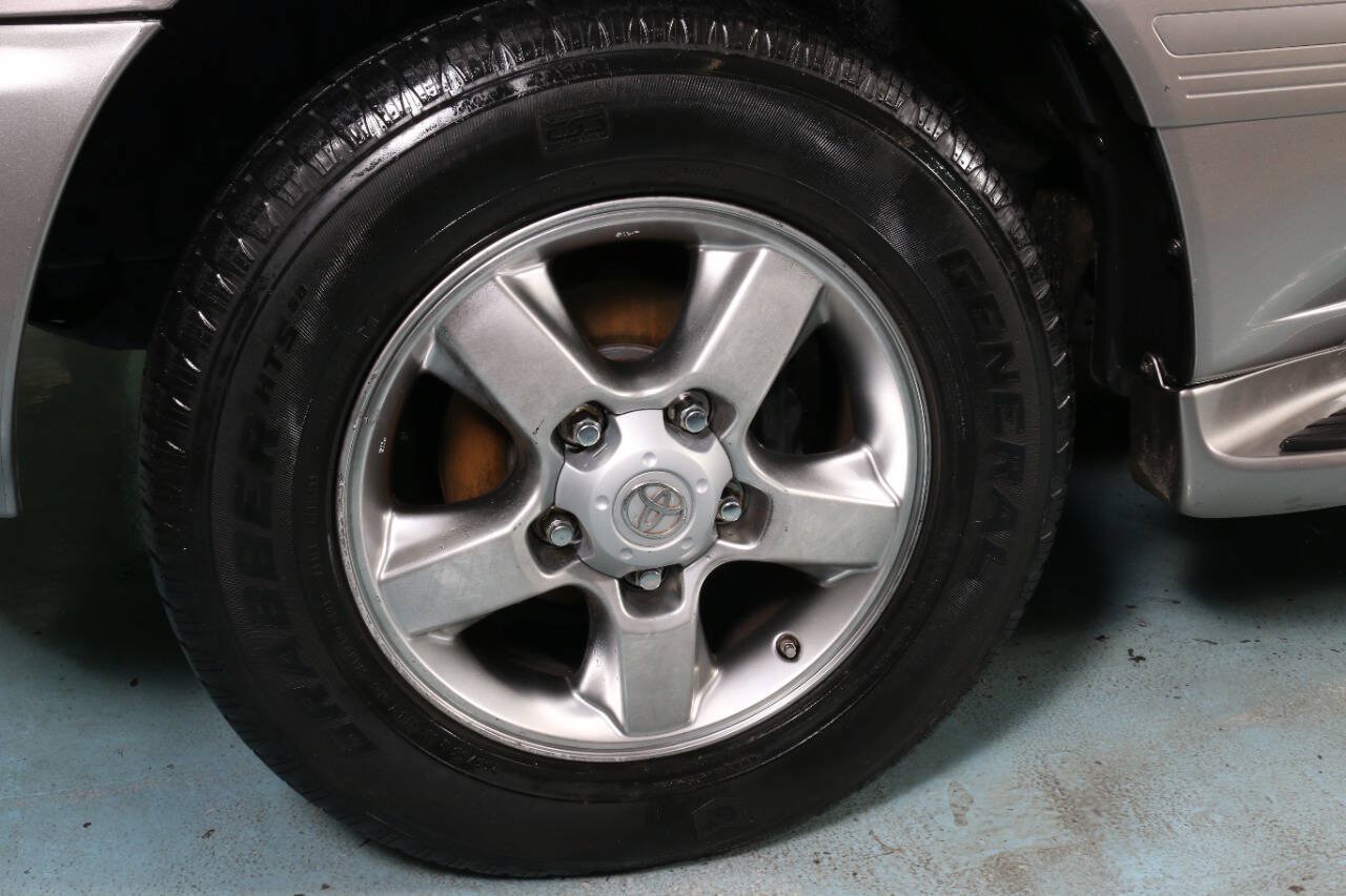 Used 2004 Toyota Land Cruiser AWD/4WD image 34