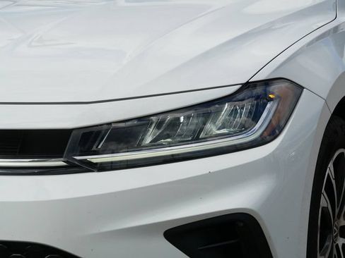 Certified 2025 Volkswagen Jetta Sport FWD image 9
