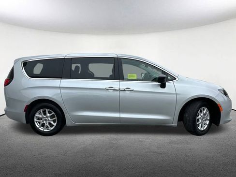 Used 2024 Chrysler Voyager LX image 15