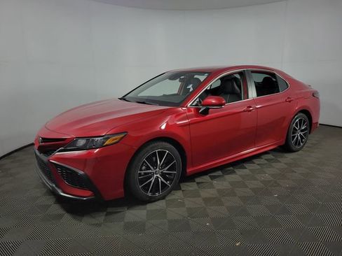 Used 2023 Toyota Camry SE image 3