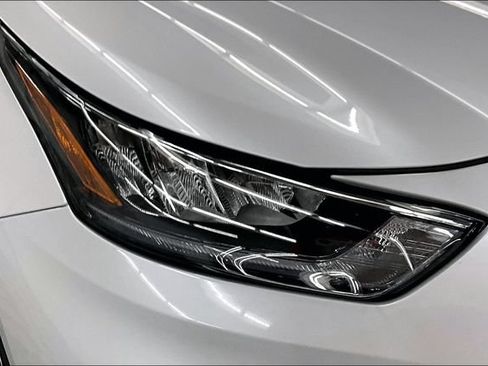Used 2024 Toyota Highlander XLE AWD/4WD image 36