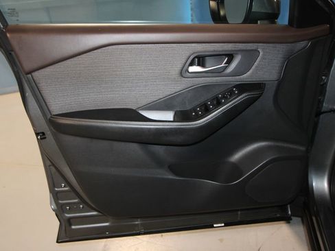 Used 2023 Nissan Rogue SV image 5