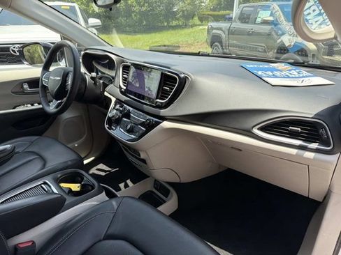 Used 2024 Chrysler Pacifica Touring-L FWD image 17