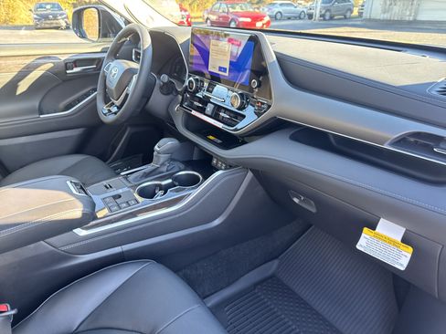 New 2026 Toyota Highlander Limited image 37