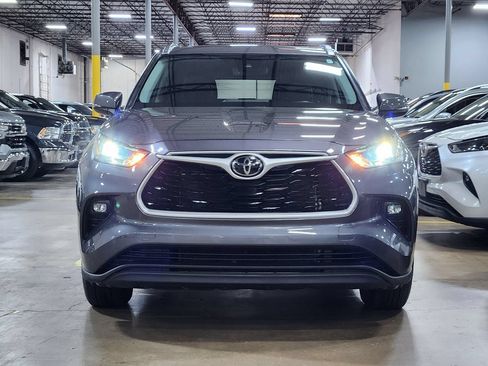 Used 2021 Toyota Highlander XLE FWD image 2