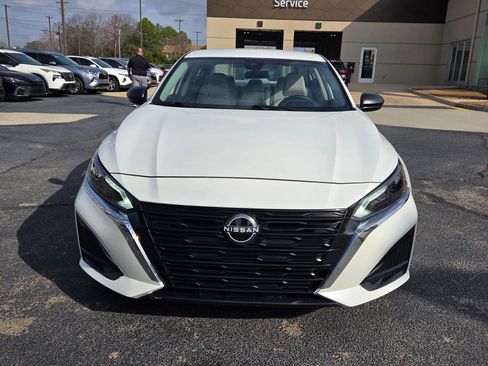 Used 2025 Nissan Altima 2.5 SV image 2