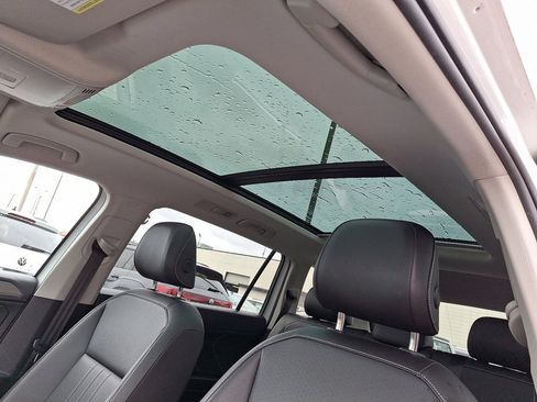 Used 2022 Volkswagen Tiguan SE w/ Panoramic Sunroof Package image 30