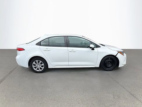 Used 2020 Toyota Corolla LE FWD image 3
