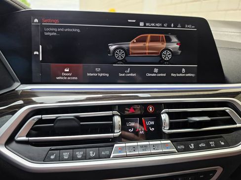 Used 2021 BMW X7 xDrive40i w/ M Sport Package AWD/4WD image 55