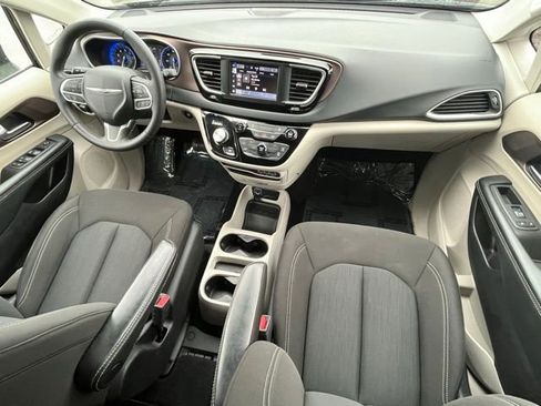 Used 2023 Chrysler Voyager LX image 30