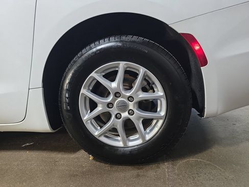 Used 2025 Chrysler Pacifica Select FWD image 34
