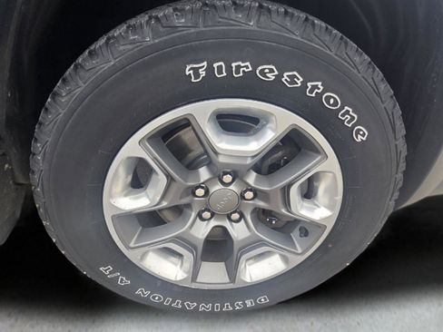 Used 2019 Jeep Cherokee Trailhawk image 37