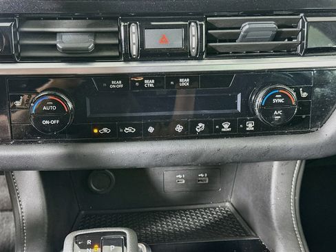 Used 2025 Nissan Pathfinder SV FWD image 23