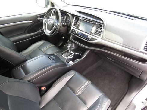 Used 2018 Toyota Highlander SE AWD/4WD image 14