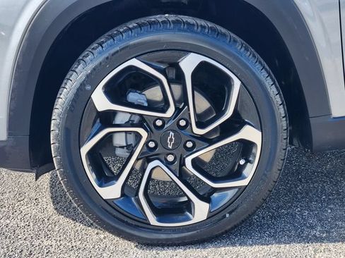 Used 2024 Chevrolet Trax RS w/ Sunroof Package FWD image 10