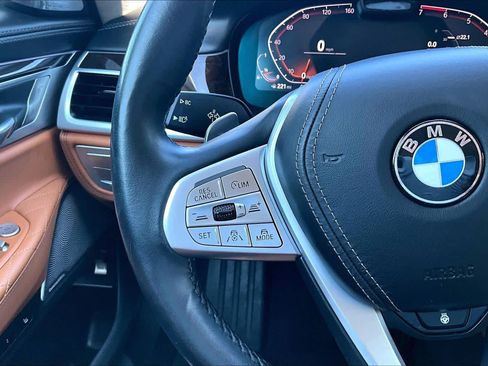 Used 2020 BMW 750i xDrive w/ Autobahn Package AWD/4WD image 25
