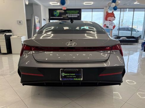 Used 2025 Hyundai Elantra SEL image 11