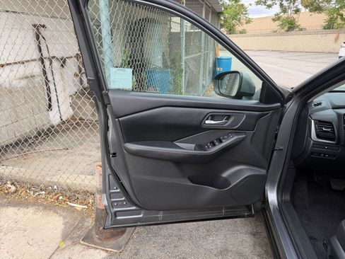 Used 2025 Nissan Rogue SV FWD image 18