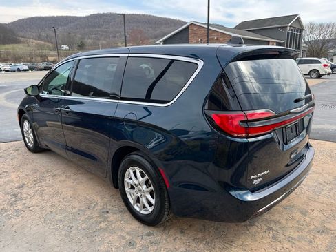 Used 2025 Chrysler Pacifica Select image 7