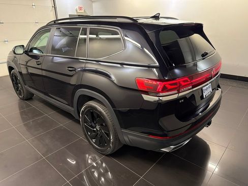 Used 2025 Volkswagen Atlas SE AWD/4WD image 4