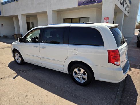 Used 2011 Dodge Grand Caravan Crew FWD image 3