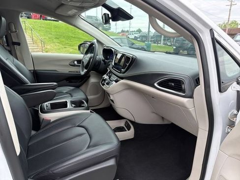 Used 2024 Chrysler Pacifica Limited FWD image 34