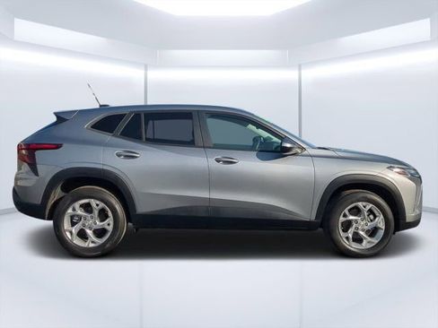 Used 2024 Chevrolet Trax LS w/ LS Convenience Package image 2