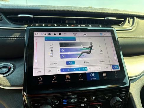 Used 2024 Jeep Grand Cherokee L Limited w/ Luxury Tech Group II image 19