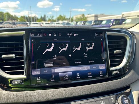 Used 2024 Chrysler Pacifica Touring-L FWD image 27