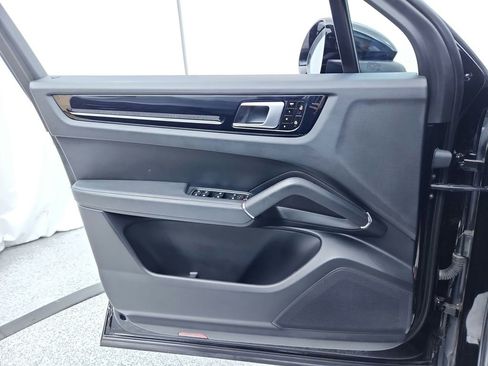 Used 2021 Porsche Cayenne w/ Driver Memory Package image 77