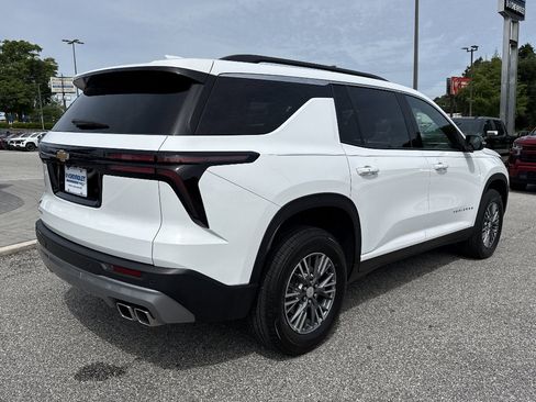 Used 2025 Chevrolet Traverse LT FWD image 3