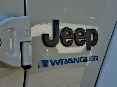 Certified 2024 Jeep Wrangler Unlimited w/ Convenience Group AWD/4WD image 29
